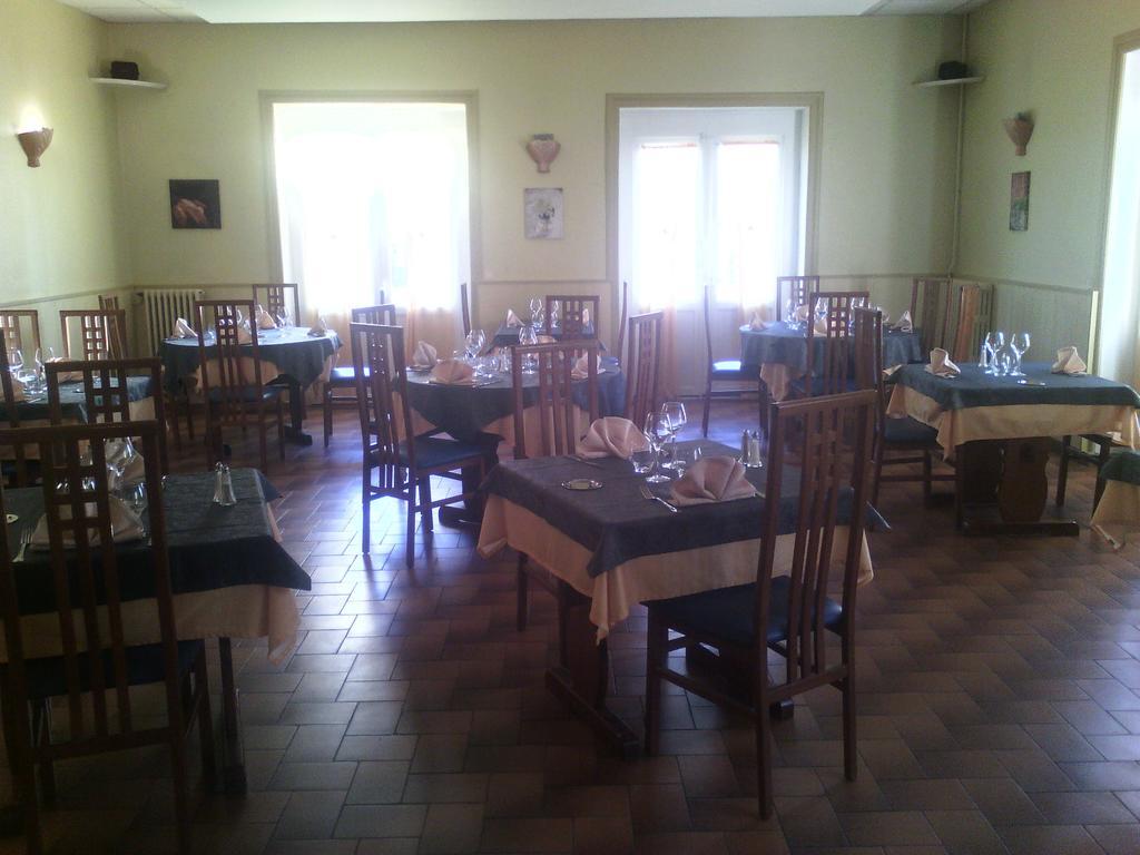 Logis Hotel Des Voyageurs Restaurant La Bonne Tabl'Hay Livron-sur-Drôme Exteriör bild