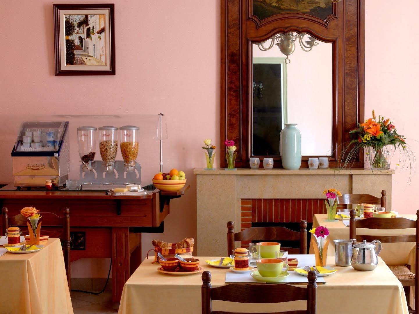 Logis Hotel Des Voyageurs Restaurant La Bonne Tabl'Hay Livron-sur-Drôme Exteriör bild